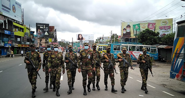 বিধিনিষেধ কার্যকর করতে বরিশালের সড়কে সেনাবাহিনী
