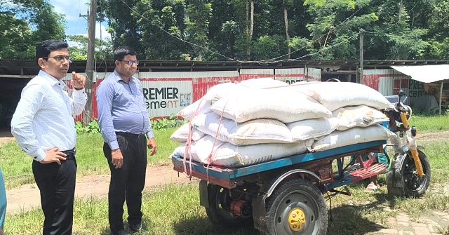 গৌরনদীতে পাচারকালে ভ্যানভর্তি সার আটক, ডিলারকে জরিমানা