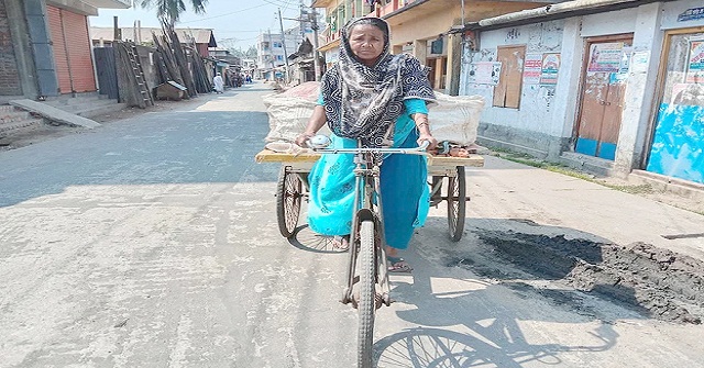 বোতল কুড়িয়ে পেট চালানো নূরভানু পেলেন সরকারি আশ্রয়ণের ঘর