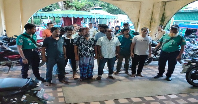 বরিশালে নাশকতা সৃষ্টির উদ্দেশ্যে গোপন বৈঠক থেকে আটক ১২