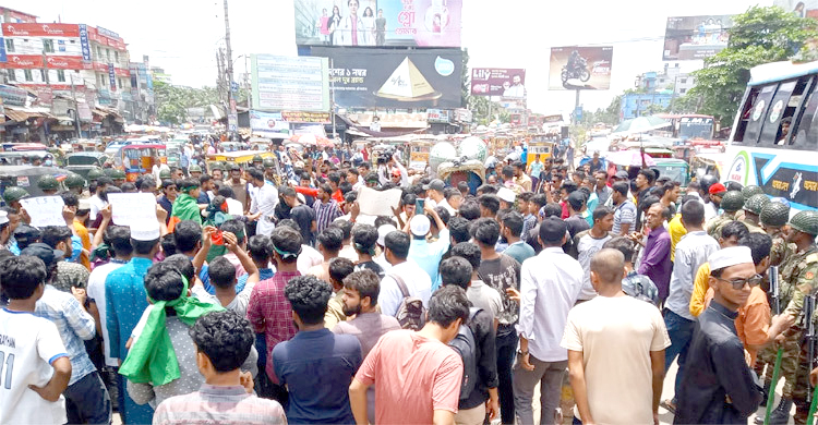 বরিশালে হাসপাতালের অব্যবস্থাপনা দূর করাসহ বিভিন্ন দাবিতে ব্লকেড