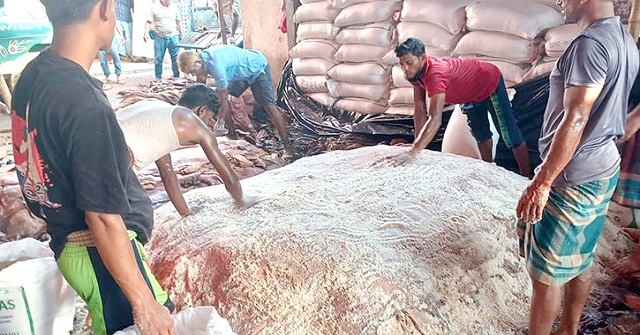 একসময়ের প্রতিষ্ঠিত চামড়া ব্যবসায়ী এখন আড়তের শ্রমিক