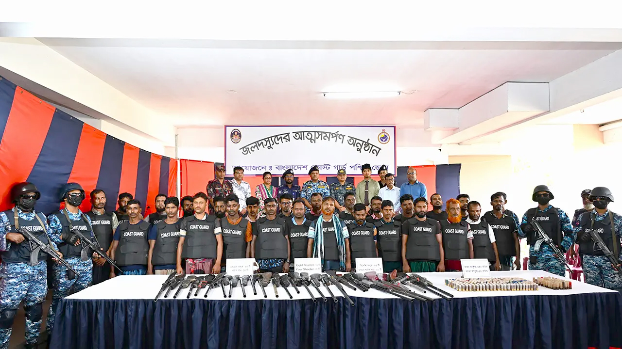 সুন্দরবনে ‘ছোট জাহাঙ্গীর’ বাহিনীর প্রধানসহ ২৭ ডাকাতের আত্মসমর্পণ