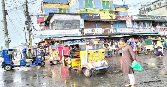 বরিশালে কোথাও পুলিশ নেই, ট্রাফিকের দায়িত্বে শিক্ষার্থীরা