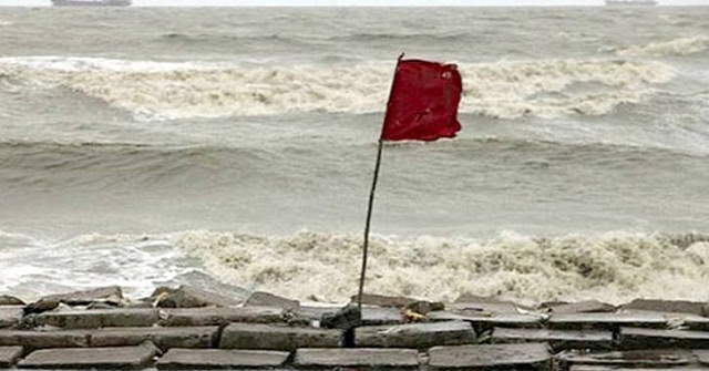 শক্তি বাড়ছে গভীর নিম্নচাপের, বন্দরে ৩ নম্বর সংকেত