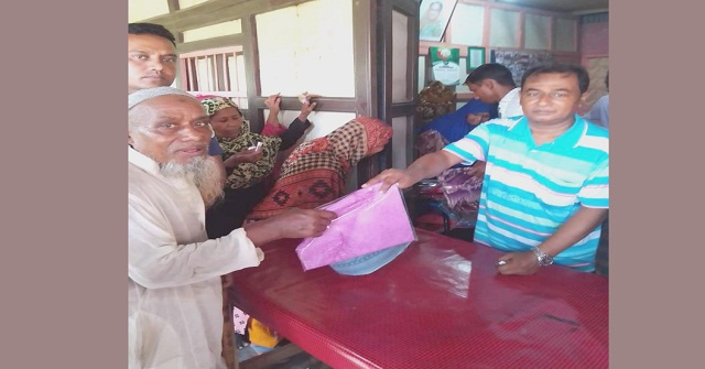 দৌলতখানে দুঃস্থদের মাঝে নগদ অর্থ ও শাড়ি- লুঙ্গি  বিতরণ