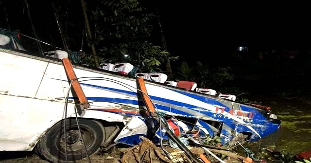 গৌরনদীতে বেপরোয়া গতির বাস খাদে পড়ে নিহত ১, আহত ১০