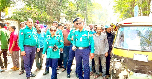 বরিশালে সড়কের ফুটপাত অবৈধ দখলমুক্ত করলো ট্রাফিক বিভাগ