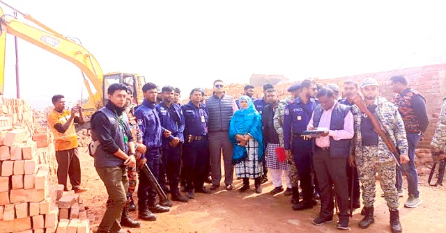 বাকেরগঞ্জে অবৈধ তিন ইটভাটা গুঁড়িয়ে দিলেন ভ্রাম্যমাণ আদালত