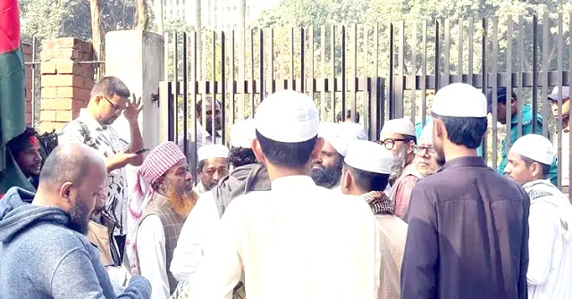 দাফনের তৃতীয় দিনেও হাদির কবরে মানুষের ভিড়, চোখে অশ্রু