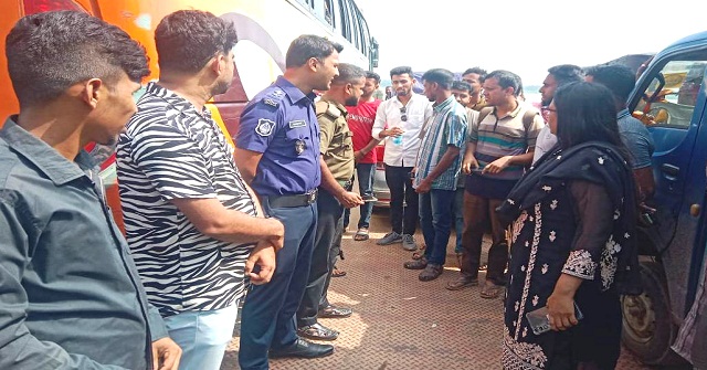 মীরগঞ্জ ফেরিঘাটে অতিরিক্ত ভাড়া আদায়, অর্ধলাখ টাকা জরিমানা 