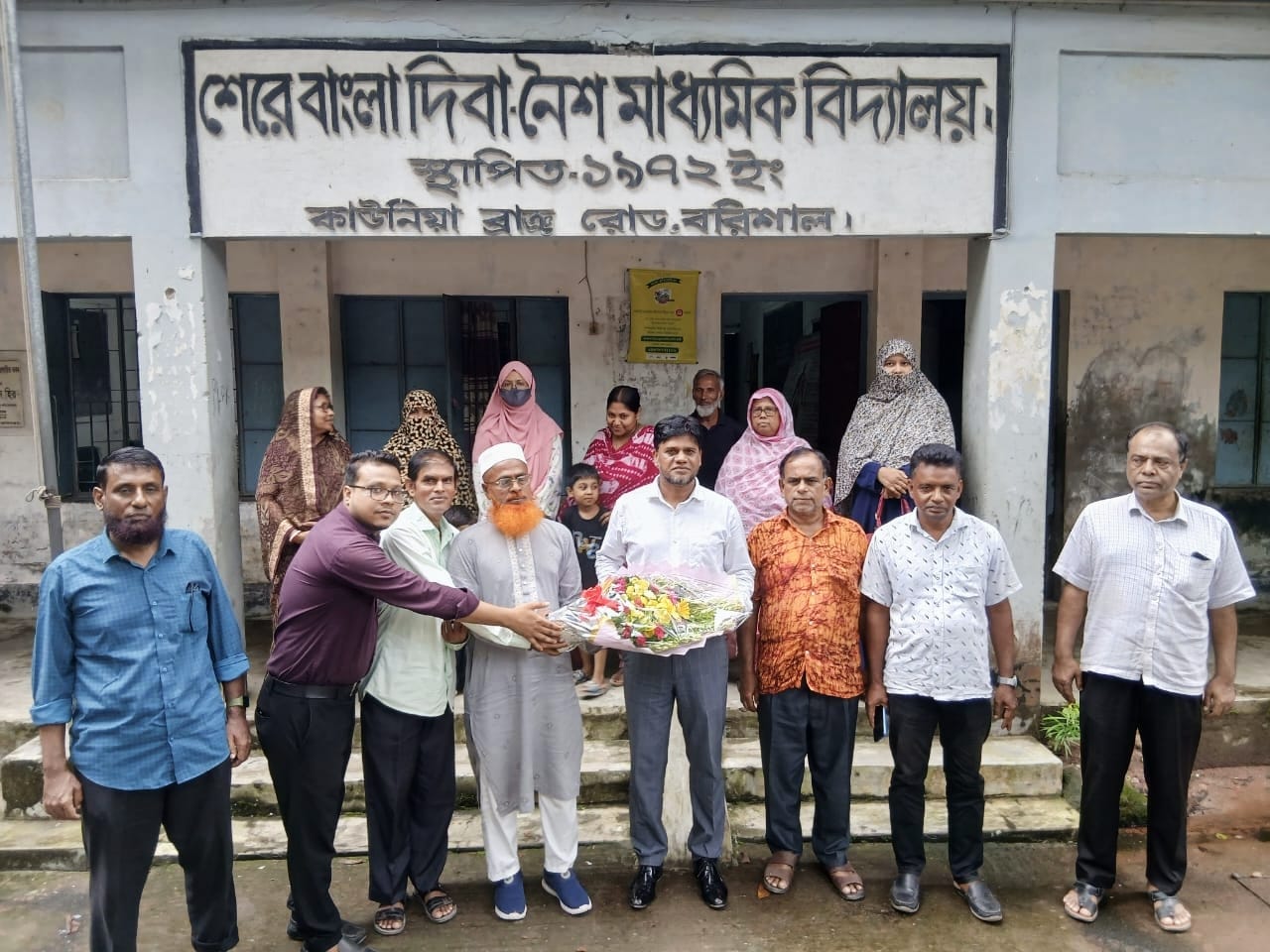  শেরে বাংলা দিবা-নৈশ মাধ্যমিক বিদ্যালয়ের সভাপতিকে ফুলেল শুভেচ্ছা 