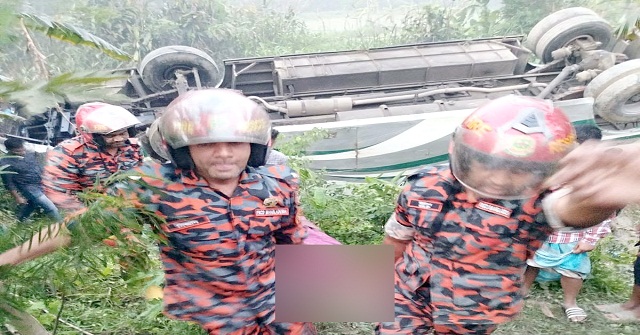 গৌরনদীতে  যাত্রীবাহী বাস উল্টে খাদে, নারী নিহত