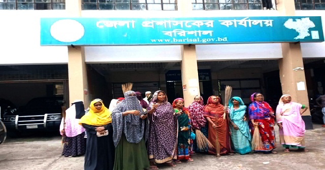 বরিশালে বিদায়ী জেলা প্রশাসকে বিরুদ্ধে ঝাড়ু মিছিল
