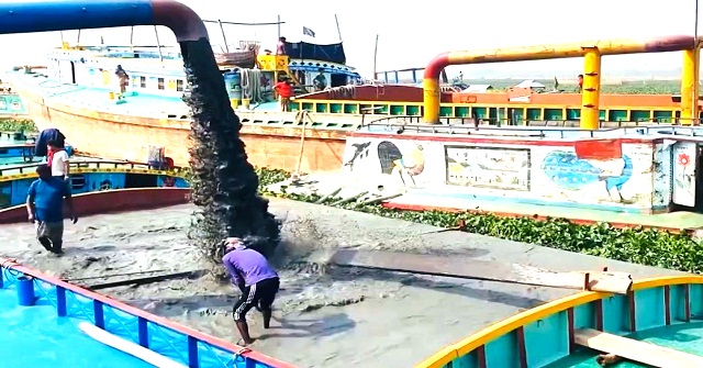 কালাবদর ও তেতুলিয়া নদীতে রাতে কোটি কোটি টাকার অবৈধ বালু ব্যবসা, প্রশাসন নীরব
