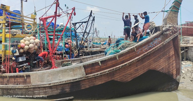 উপকূলে অবৈধ ট্রলিংয়ের দৌরাত্ম্য, হুমকিতে সামুদ্রিক মৎস্যসম্পদ