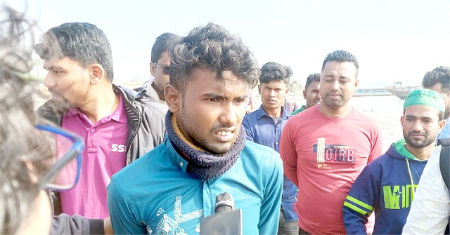 হিজলায় দেশীয় অস্ত্রসহ যুবক আটক 