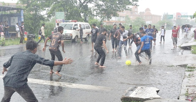 বরিশালে সড়ক অবরোধ করে ফুটবল খেললেন শিক্ষার্থীরা