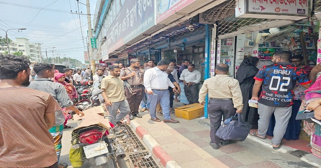 বরিশালে ফুটপাত দখলমুক্তে অভিযান, ৩ প্রতিষ্ঠানকে জরিমানা