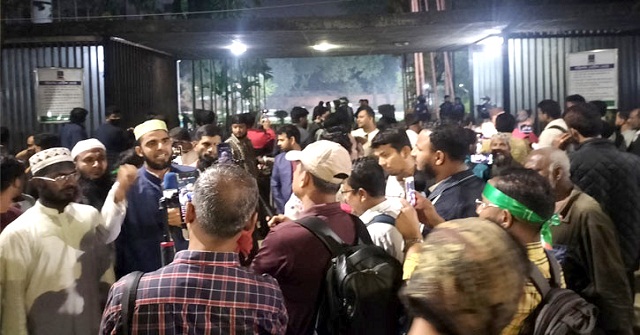 ওসমান হাদির কবর দেখতে রাতেও সাধারণ মানুষের ভিড়