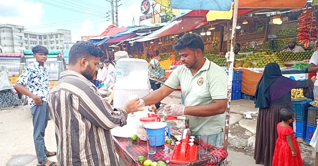  ফুটপাতে শরবত বিক্রি করে মাসে অর্ধ লাখ টাকা আয় করেন বরিশাল বিশ্ববিদ্যালয় শিক্ষার্থী লিটন