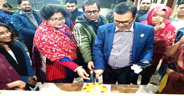 বরিশাল বিশ্ববদ্যালয়ের উপাচার্যের সাথে শিক্ষার্থীদের শুভেচ্ছা বিনিময় 