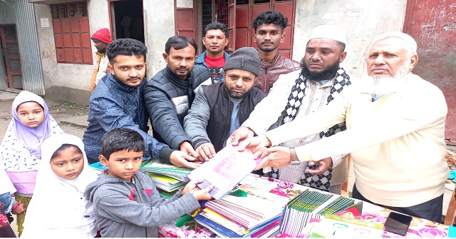 গৌরনদীতে কোমলমতি শিক্ষার্থীরা বই হাতে পেয়ে খুশি