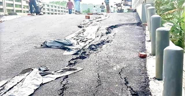 ঝালকাঠিতে উদ্বোধনের আগেই ৩ কোটি টাকার সেতুর সড়কে ধস