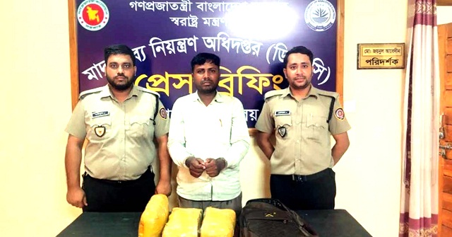 বরিশালে সাড়ে চার কেজি গাঁজাসহ মাদকবিক্রেতা গ্রেপ্তার