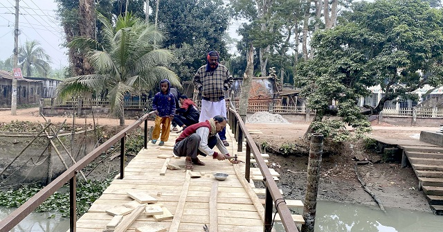 মঠবাড়িয়ায় স্বেচ্ছাশ্রমে ৭৫ ফুট দীর্ঘ ব্রিজ নির্মাণ