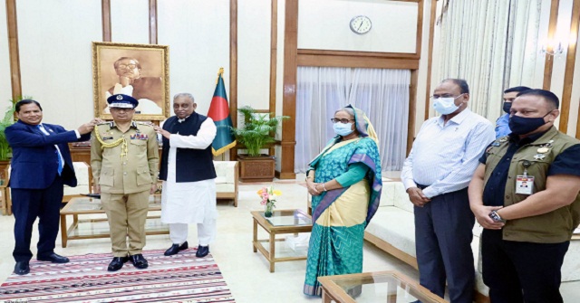 প্রধানমন্ত্রীর উপস্থিতিতে র‌্যাংক ব্যাজ পরলেন আইজিপি