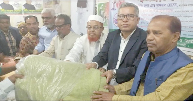 দুমকিতে শীতার্তদের মাঝে শীতবস্ত্র বিতরণ