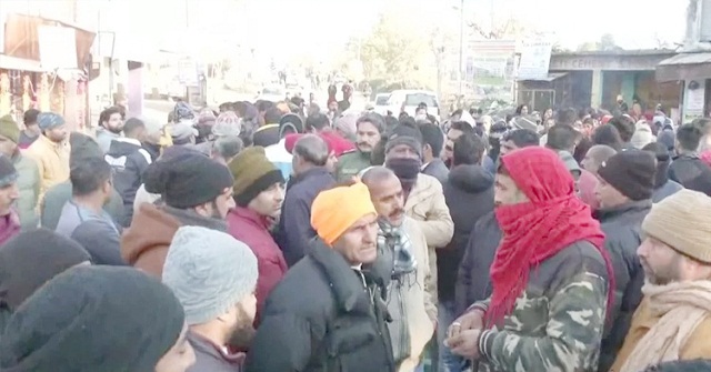 বালু ভরাট না করার দাবিতে কলাপাড়ায় কৃষকদের মানববন্ধন