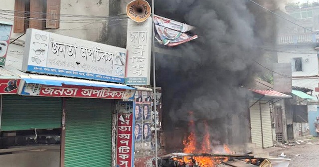 বরিশালে বিএনপি কার্যালয় ভাঙচুর, মোটরসাইকেলে অগ্নিসংযোগ