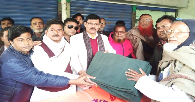 বাবুগঞ্জে আওয়ামী লীগ সভাপতির শীতবস্ত্র বিতরণ