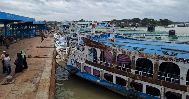 দুর্যোগপূর্ণ আবহাওয়ায় সব ধরনের নৌযান চলাচল বন্ধ