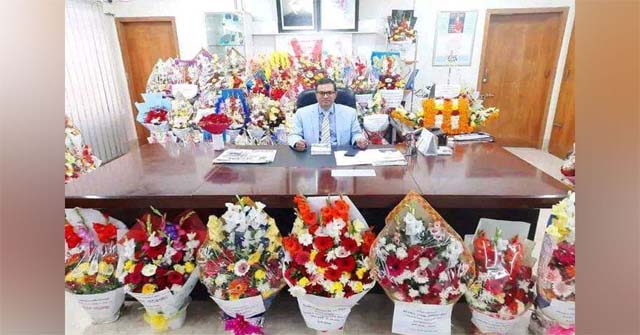  রুমভর্তি ফুলের সঙ্গে ছবি তুলে  সমালোচনার মুখে ববি উপাচার্য