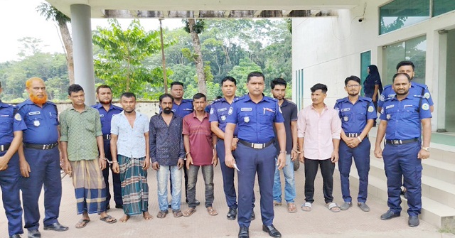 হিজলায় আন্তঃজেলা ডাকাত সর্দারসহ গ্রেফতার ৬