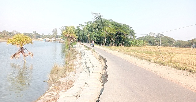 বরিশাল-পটুয়াখালী আঞ্চলিক সড়কটি নদীগর্ভে বিলীন হচ্ছে