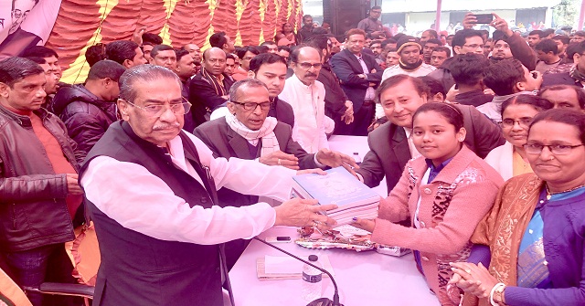 আগৈলঝাড়ায় বই বিতরণ করেন আবুল হাসানাত আবদুল্লাহ  