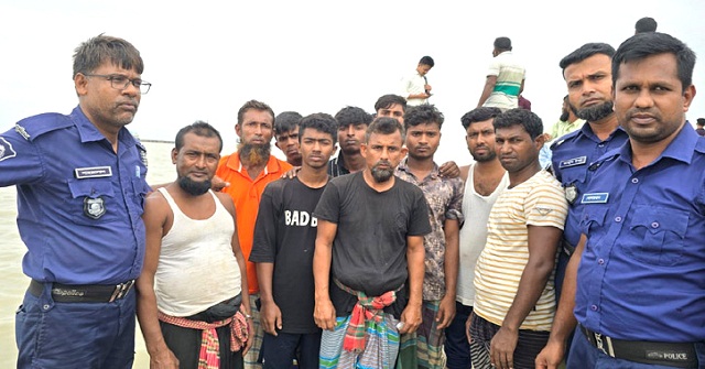 বরিশালে মেঘনায় তলা ফেটে ডুবল জাহাজ, ১০ ক্রু উদ্ধার