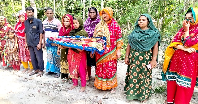 ঝালকাঠিতে সন্তানের লাশ নিয়ে মানববন্ধনে দাঁড়িয়ে বিচার চাইলেন মা