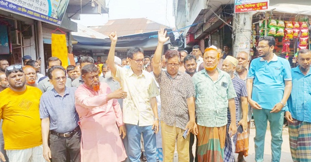  গৌরনদীতে দাবিকৃত চাঁদা না পেয়ে  হামলা, প্রতিবাদে বিক্ষোভ সমাবেশ