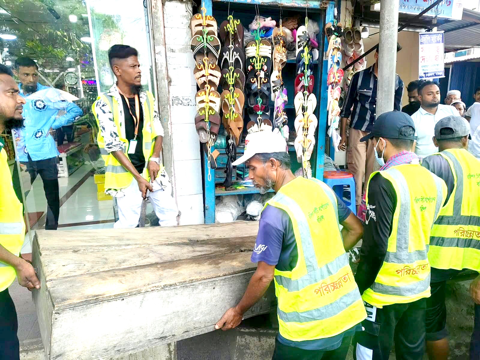 শারদীয় দুর্গাপূজা উপলক্ষে বরিশালে বিসিসির ঝটিকা অভিযান