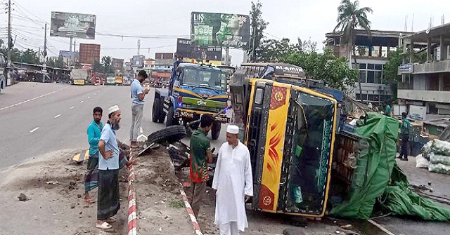 বরিশালে ডিভাইডারে ধাক্কা দিয়ে উল্টে গেল সবজিবোঝাই ট্রাক
