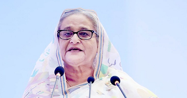 অসহায় দুই পরিবারের পাশে জেলা প্রশাসন 