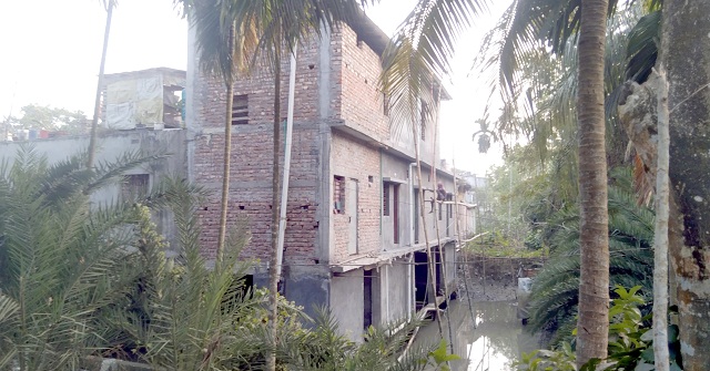 মঠবাড়িয়ায় জেলা পরিষদের জমি দখল করে পাকা স্থাপনা নির্মাণের হিড়িক