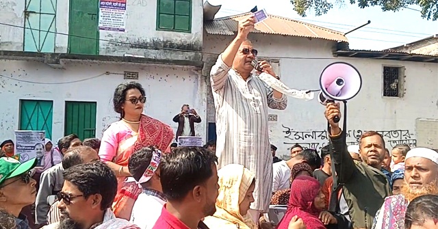 কর্মজীবী নারী সম্পর্কে অশালীন মন্তব্যের প্রতিবাদে নারীদের ভ্যান র‍্যালি