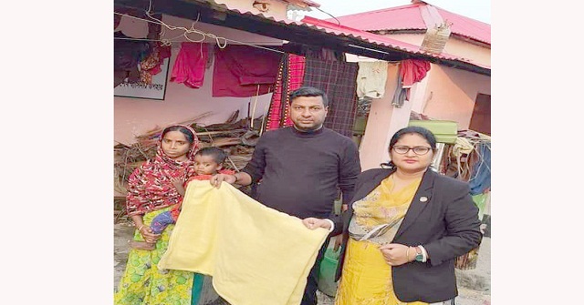  মঠবাড়িয়ায় উপজেলা প্রশাসনের উদ্যোগে শীতার্থদের মাঝে  কম্বল বিতরণ