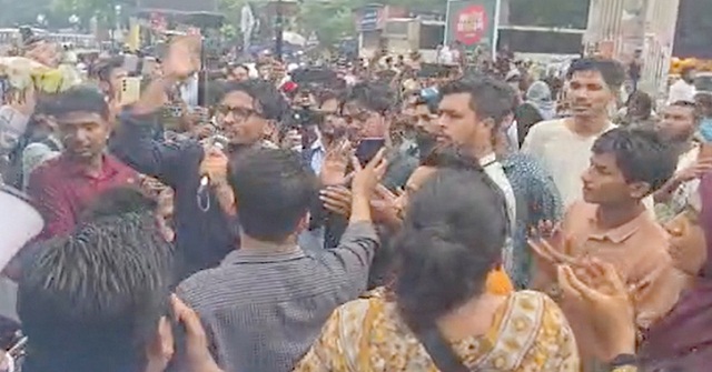  এনসিপির বহরে ছাত্রলীগের হামলার প্রতিবাদে শাহবাগ অবরোধ